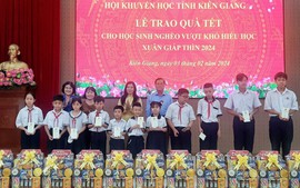 Hội Khuyến học tỉnh Kiên Giang trao 300 suất quà Tết tặng học sinh vượt khó, hiếu học