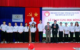 Hội Khuyến học tỉnh Quảng Ngãi trao 833 triệu học bổng khuyến học Phạm Văn Đồng