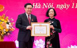 Chủ tịch Quốc hội Vương Đình Huệ đón nhận Huy hiệu 40 năm tuổi Đảng