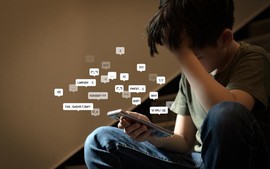 Bảo vệ trẻ em trên không gian mạng: Bắt nạt trực tuyến và những điều phụ huynh cần biết