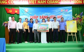 Đồng Tháp: Trao học bổng Thắp sáng ước mơ tặng học sinh Nguyễn Thị Yến Khoa