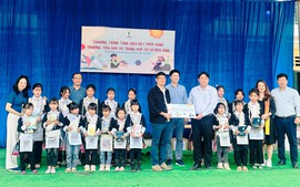 Lào Cai: Tặng hơn 1.000 đầu sách cho học sinh vùng cao Dền Sáng