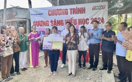 Hội Khuyến học tỉnh Đồng Tháp trao học bổng Gương sáng hiếu học tặng sinh viên Phan Thị Loan Anh