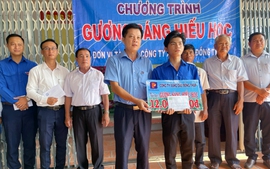 Hội Khuyến học tỉnh Đồng Tháp trao học bổng Gương sáng hiếu học tặng sinh viên Nguyễn Hoàng Huy