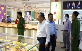 Móng Cái (Quảng Ninh) mạnh tay xử lý vi phạm tại các điểm bán hàng phục vụ khách du lịch