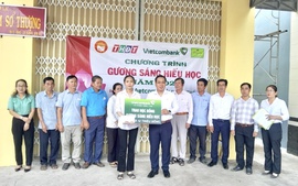 Hội Khuyến học tỉnh Đồng Tháp trao học bổng Gương sáng hiếu học tặng sinh viên Phan Dương Hồng Nhi
