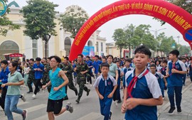 Hà Nội: Gần 1.000 học sinh hưởng ứng Lễ phát động Giải chạy Báo Hànộimới thị xã Sơn Tây