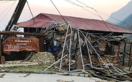 Lốc xoáy giao mùa quật đổ cột điện, hư hại nhiều tài sản của người dân Sa Pa (Lào Cai)