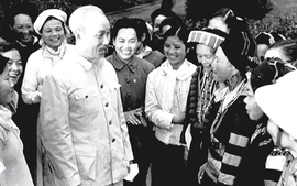 Chủ tịch Hồ Chí Minh dặn dò phụ nữ Việt Nam gắng học tập, phát triển chí khí tự cường, tự lập