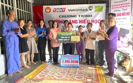 Hội Khuyến học tỉnh Đồng Tháp trao học bổng Gương sáng hiếu học tặng sinh viên Nguyễn Thị Yến Nhi