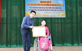 Tặng Bằng khen của Bộ trưởng Bộ Giáo dục và Đào tạo cho giáo viên khuyết tật tiêu biểu