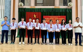 Hà Nam: Trao thưởng cho học sinh đạt giải trong kỳ thi chọn học sinh giỏi