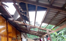 Lào Cai: Dông lốc làm hư hại hàng trăm ngôi nhà