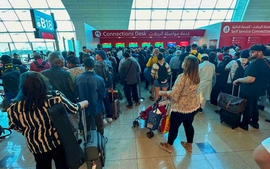 Mưa bão dữ dội khiến UAE đình trệ mọi hoạt động, hàng nghìn du khách "mắc kẹt" tại sân bay Dubai