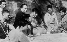 Người chỉ huy - Tổng Tư lệnh Võ Nguyên Giáp trong chiến dịch Ðiện Biên Phủ