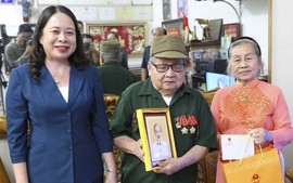 Quyền Chủ tịch nước dâng hương tưởng niệm anh hùng liệt sĩ tại Điện Biên Phủ, thăm các chiến sĩ Điện Biên