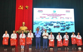 Chương trình “Cùng ngư dân thắp sáng đèn trên biển” tổ chức tại Thanh Hoá