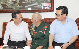 Quảng Ninh: Tặng quà tri ân chiến sỹ, dân công hỏa tuyến Điện Biên Phủ tại thành phố Móng Cái