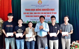 Hội Khuyến học tỉnh Quảng Nam trao học bổng cho học sinh, sinh viên con nạn nhân bão Chanchu