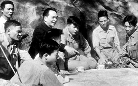 Người chỉ huy - Tổng Tư lệnh Võ Nguyên Giáp trong chiến dịch Ðiện Biên Phủ