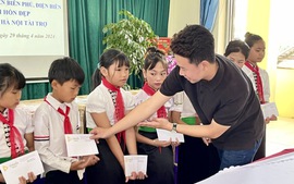 Tặng học bổng cho học sinh trường tiểu học mang tên Đại tướng Võ Nguyên Giáp