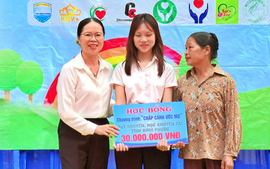Trao học bổng "Chắp cánh ước mơ" cho học sinh Nguyễn Thị Thúy Nga