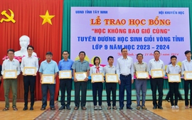 Tây Ninh trao học bổng "Học không bao giờ cùng", khích lệ phong trào học tập