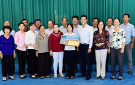 Trao học bổng Gương sáng hiếu học cho em Hồ Thuý Ngân
