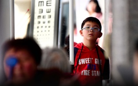 Cha mẹ Trung Quốc đổ tiền mua "thuốc thần kỳ" chữa cận thị cho con