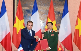 Bộ trưởng Quốc phòng Việt Nam và Bộ trưởng Quân đội Pháp hội đàm và kí Ý định thư tăng cường hợp tác