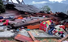 Lào Cai: Dông lốc mạnh kèm mưa đá làm hư hại hơn 160 nhà ở, trường học