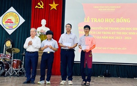 Hội Khuyến học Thừa Thiên Huế trao học bổng khuyến tài Nguyễn Chí Thanh cho học sinh giỏi