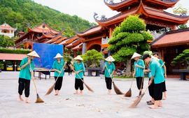 Uông Bí lên tiếng về clip khoá tu mùa hè tại chùa Ba Vàng xôn xao dư luận