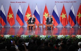 Tổng thống Nga Vladimir Putin gặp gỡ các thế hệ cựu sinh viên Việt Nam học tại Nga