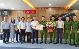 Bộ trưởng Bộ Giáo dục và Đào tạo tặng bằng khen cho lực lượng công an Đà Nẵng