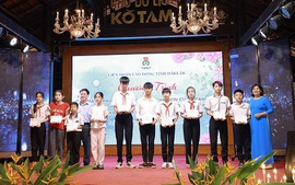Hơn 100 suất học bổng dành cho học sinh mồ côi và học sinh vượt khó tại Đắk Lắk