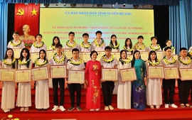 Tuyên Quang Tuyên dương 12 Nhà giáo ưu tú và học sinh, sinh viên đạt giải cao các kỳ thi
