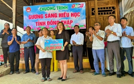 Hội Khuyến học tỉnh Đồng Tháp trao học bổng "Gương sáng hiếu học" cho học sinh Nguyễn Thị Ngọc Ý