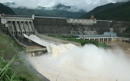 Bộ trưởng Bộ Nông nghiệp và Phát triển nông thôn phát lệnh mở cửa xả đáy hồ thuỷ điện Hoà Bình