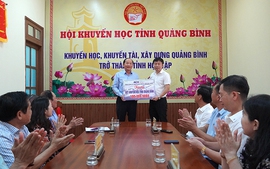 Tổng công ty Cảng hàng không Việt Nam tặng Quỹ khuyến học Quảng Bình 100 triệu đồng 
