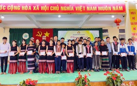 Hội Khuyến học tỉnh Lâm Đồng và nhà tài trợ trao học bổng vào năm học mới