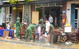 Lũ rút, lực lượng chức năng cùng nhân dân Lào Cai chung tay dọn dẹp từ nhà ra phố