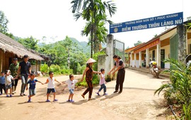 Tiếng học trò đánh vần lại cất lên từ Làng Nủ