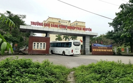 Một trường cao đẳng lùi nhập học sau 1 tuần do hàng loạt sinh viên nhập viện bất thường