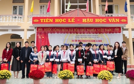 Hội Khuyến học tỉnh Hải Dương và nhà tài trợ trao quà Tết cho học sinh huyện Thanh Hà