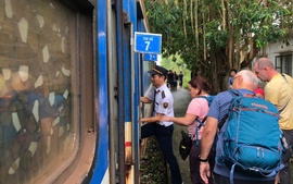 Đường sắt tạm dừng nhiều chuyến tàu do ảnh hưởng bão, phục vụ miễn phí hàng nghìn suất ăn cho khách
