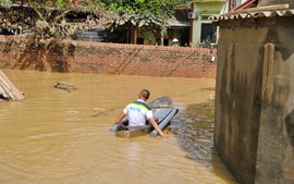 Người dân Ngô Đạo vẫn đang ngập trong lũ, oằn mình khắc phục hậu quả