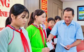 Hội Khuyến học Lào Cai trao học bổng cho học sinh vượt khó, hiếu học tại Mường Khương