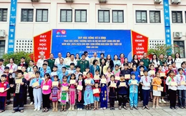 Quỹ Học bổng Vừ A Dính trao học bổng thường niên cho học sinh dân tộc thiểu số vùng biên giới Lào Cai