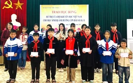 Hội Khuyến học tỉnh Cao Bằng trao 200 suất học bổng hỗ trợ học sinh vùng bị ảnh hưởng thiên tai